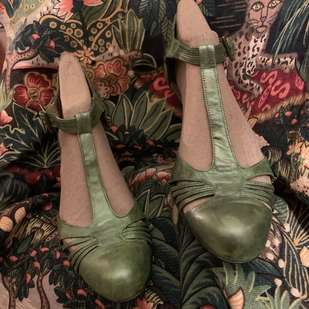 BCBGirls metallic green heels - Picture 4 of 14